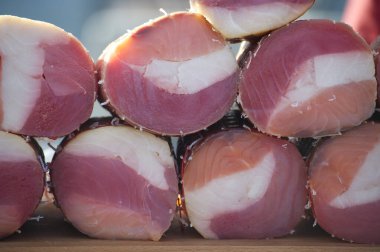 Birbirinin üstüne tütsülenmiş ton balıklı börekler, deniz ürünleri hazırlama ve mutfak işçiliği sanatına bir göz atma imkanı sunar..