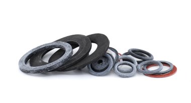 Beyaz bir yüzeye yerleştirilmiş çeşitli lastik kaplama halkaları, contalar ve farklı boyutlarda yıkayıcılar. Bu resim mevcut çeşitliliği gösterir.