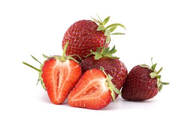 Olgun desenli sulu kırmızı çilekler ve taze içlerini gösteren yarım yamalak parçalarla düzenlenmiş canlı yeşil yapraklar. Tarifler, promosyonlar ve organik gıda hazırlama görselleri için mükemmel..