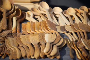 El yapımı ahşap kaşık ve spatula seçimi, farklı tahıl ve gölgelerin sergilenmesi, mutfak gereçleri koleksiyonu veya kırsal dekorlar için mükemmel.