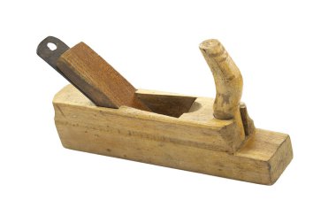 Kaliteli ahşap bir el uçağının yakın çekimi, temiz beyaz bir arka plana karşı klasik tasarım ve işçiliğini sergiliyor..