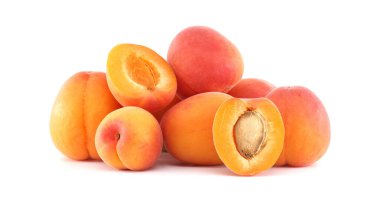 Taze, olgun kayısılardan oluşan bir kolleksiyon. Bazıları sulu iç kısımları ortaya çıkarmak için ikiye bölünmüş. Temiz, beyaz bir arka plan..