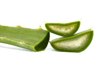 Taze yeşil aloe vera yaprakları ve iç jelleri parlak beyaz bir arka planda sergileniyor. Doğal ilaçlar, cilt bakım ürünleri ve sağlık ürünleri içeren kavramlar için mükemmel..