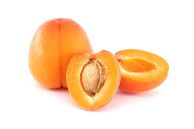 İki dilimlenmiş kayısı, canlı turuncu renkleri ve detaylarıyla sergileniyor. Yiyeceklerle ilgili kullanım için mükemmel.