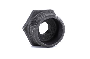 Siyah metal boru tesisatının yakın plan çekimi, muhtemelen bir küçültücü, beyaz arka planda izole edilmiş. İplikler ve altıgen şekiller açıkça görülüyor..