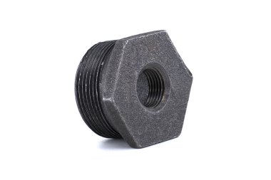 Beyaz arka plana siyah demir bir borunun yakın plan görüntüsü. Bu metal parçası tesisat ya da inşaatta kullanılır..