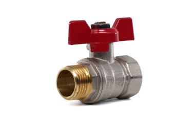 Beyaz arka planda kırmızı saplı pirinç top valfinin yakından çekimi. Tesisat ve endüstriyel uygulamalar için mükemmel..