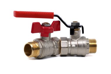 Beyaz arka planda izole edilmiş, kırmızı saplı pirinç top valfinin yakın çekimi..