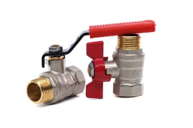 Birinde kırmızı saplı, diğerinde siyah saplı iki musluk vanası var. Düz beyaz bir arka fona ayarlı..