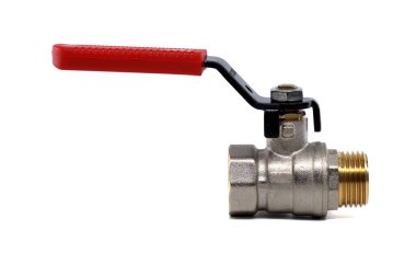 Beyaz arka planda izole edilmiş, kırmızı saplı pirinç top valfinin yakın çekim görüntüsü. Tesisat ve endüstriyel temalar için mükemmel..