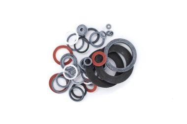 Yukarıdan aşağıya doğru çekimde çeşitli boyutlarda ve renklerde lastik contalar temiz beyaz bir arkaplan karşısında sergilenir.