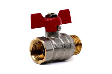 Temiz beyaz arka planda kırmızı saplı pirinç top valfinin detaylı görüntüsü. Tesisat, mühendislik ve DIY projeleri için ideal.