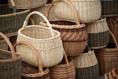 Doğal, bronz ve kahverengi sepetler dokuma dokularını ve kırsal cazibesini sergiliyor. Ev dekorasyonu, piyasa sahneleri ve sanattan esinlenilmiş, sıcak, dünyevi bir stil için mükemmel..