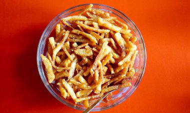 Patates kızartması. Kırmızı arkaplanlı cam kasede servis ediliyor.