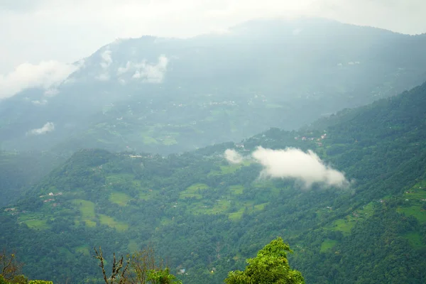 喜马拉雅山与隆楚克奥夫尔村之间的山脉 — 图库照片