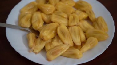 Bir tabak dolusu yarık Jack Fruit.