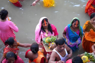 30 Ekim 2022, Kolkata, Batı Bengal, Hindistan. Chhas Puja sırasında Babu Ghat 'ta dua eden evli bir kadın.