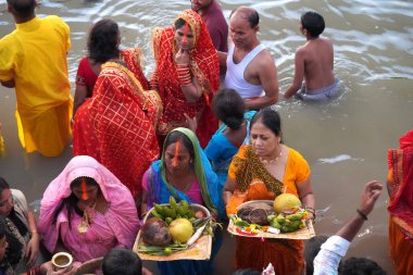30 Ekim 2022, Kolkata, Batı Bengal, Hindistan. Babu Ghat 'ta Bengal Chhas Puja Kutlaması