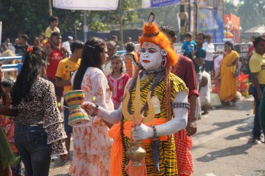 31 Ekim 2022. Kolkata, Batı Bengal, Hindistan. Lord Shiva Bahurupi Chhas Puja sırasında Kolkata Babu Ghat 'ta geziniyor.