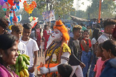 31 Ekim 2022. Kolkata, Batı Bengal, Hindistan. Efendi Shiva Bahurupi 'yi Chhas Puja sırasında Babughat' ta tespit et.