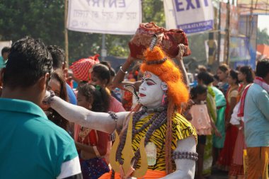 31 Ekim 2022, Kolkata, Batı Bengal, Hindistan. Babughat 'ta Bahurupi sanatçısı.