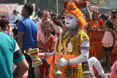 31 Ekim 2022, Kolkata, Batı Bengal, Hindistan. İnsanlar kendilerini Lord Shiva Bahurupi olarak görüyorlar.