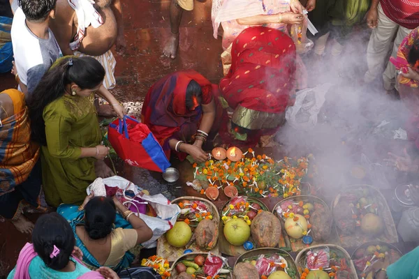 Ekim 2022 Kolkata Batı Bengal Hindistan Chhas Puja Dua Ediyor — Stok fotoğraf