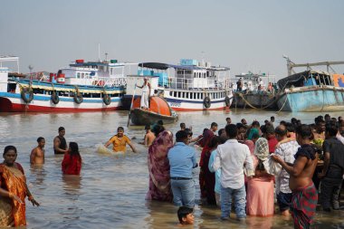 31 Ekim 2022, Kolkata, Batı Bengal, Hindistan. Chhas Puja 'yı Kutlamak İçin Babu Ghat' ta kalabalık