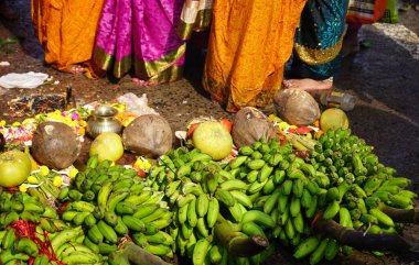Kolkata Babu Ghat 'ta Chhas Puja sırasında Lord Sun' a meyve ya da Prasad sunar.