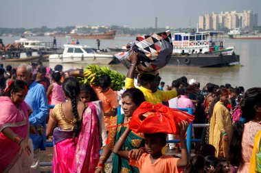 31 Ekim 2022, Kolkata, Batı Bengal, Hindistan. Outram Ghat, Chhas Puja için kalabalık.