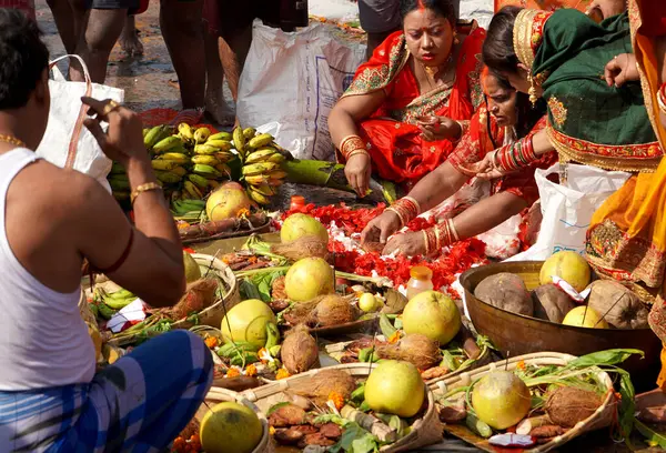 31 Ekim 2022, Kolkata, Batı Bengal, Hindistan. Chhas Puja Outram Ghat 'ta dua ediyor.