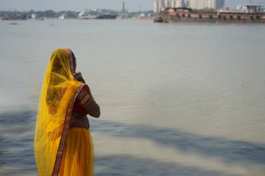 31 Ekim 2022, Kolkata, Batı Bengal, Hindistan. Babu Ghat 'ta Chhas Puja sırasında bir kadının duası..