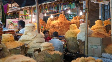 7 Nisan 2023, Zakaria Caddesi, Kolkata, Batı Bengal, Hindistan. Sevai Ekmek Pazarı ve daha pek çoğu Kurban Bayramı 'nda Zakaria Caddesi' nde Nakhoda Mescid yakınlarında.