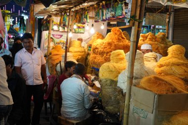 7 Nisan 2023, Zakaria Caddesi, Kolkata, Batı Bengal, Hindistan. Sevai satıcısı, Kurban Bayramı 'nda Zakaria Caddesi' nde Sevai satıyor.