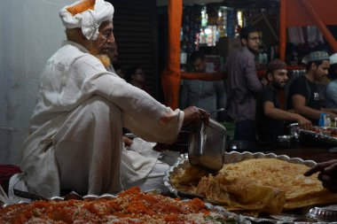 7 Nisan 2023, Zakaria Caddesi, Kolkata, Batı Bengal, Hindistan. Zakaria Caddesi Ünlü Halwa ve Paratha