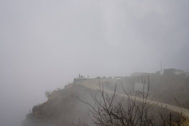 Dağda hava çok bulutlu ve görüş mesafesi sıfır.