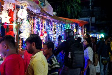 Diwali kutlaması ve Kolkata Ezra Caddesi 'ndeki dekorasyon için Diwali ışıkları alan büyük bir kalabalık.