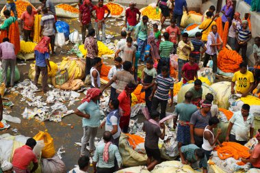 Çiçek almak ve satmak için Howrah Çiçek Pazarı 'nda büyük bir kalabalık var.