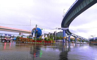 A Rainy and Cloudy Kolkata Caddesi, Bypass Science City More, Parama Adası