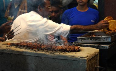 Kurban Bayramı 'nda Zakaria Caddesi Kolkata' da Lezzetli Seekh Kebabı