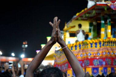 Kolkata Iskcon Rath Yatra 202 'de coşkuyla alkışlıyor.