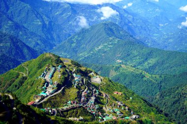 İpek Yolu Sikkim 'in tepesinden Zuluk Köyü' nün tam görünümü