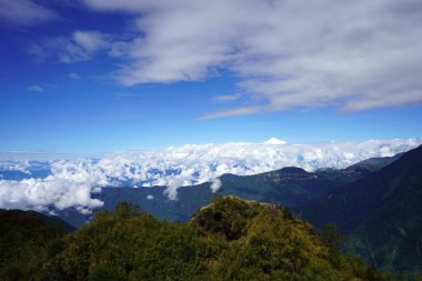 Kanchenjunga Tepesi Bulutların üstünde