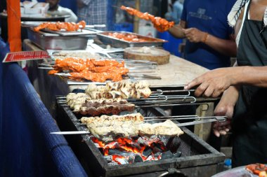 Bayram sırasında Nakhoda Mescidi Kolkata yakınlarındaki Zakaria Caddesi 'nde kebap yapmak