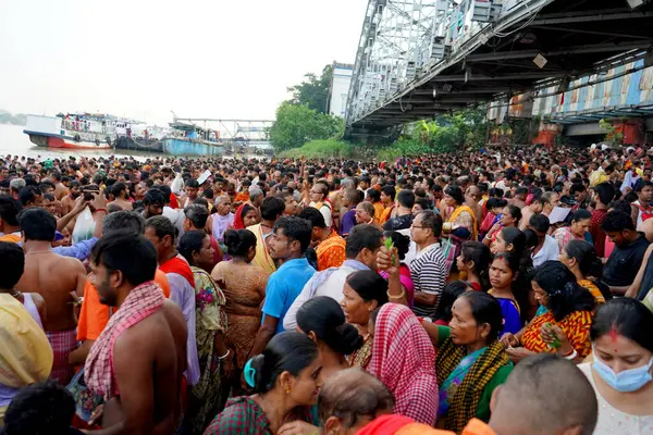 Kolkata Babu Ghat, Mahalaya Tarpan için çok kalabalık.