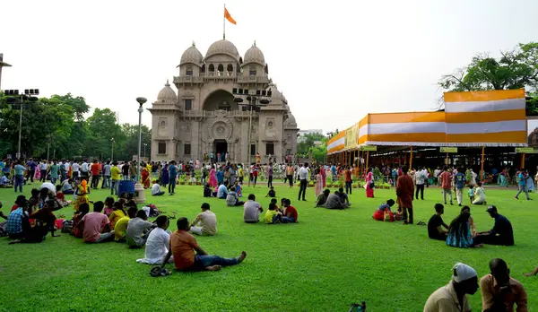 stock image People sit on the ground of Belur Math, the headquarters of Ramakrishna Mission for the Occasion of 125th Year of foundation day
