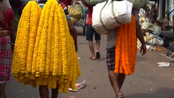 Calcuta Flower Market Howrah Flower Market Flower Seller Llevando Guirnalda — Vídeo de stock