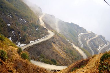 İpeksi Doğu Yakası 'ndaki Zigzag ZAG Yolu' nun kenarında kar kuyusu kazıldı.