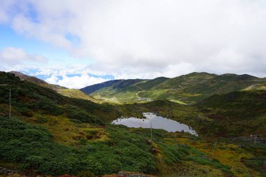 Doğu Sikkim 'de Çilek Gölü Tsomgo Gölü' nün yanında.