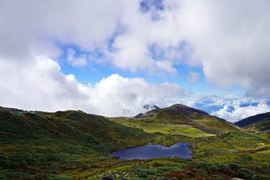 Eski İpek Yolu Sikkim 'deki Dağlar Arasında Çilek Şekli Göl